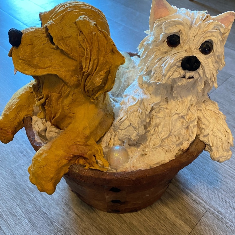 papier-mâché dogs in a papier-mâché basket artist signed. Purchased in a Gallery - Picture 8 of 16
